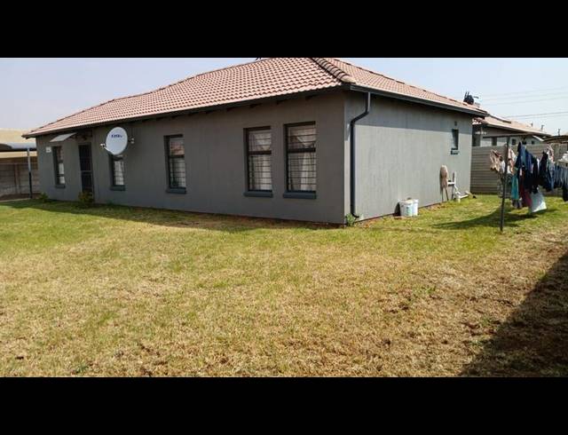 4 BEDROOM HOUSE FOR SALE IN PROTEA GLEN
